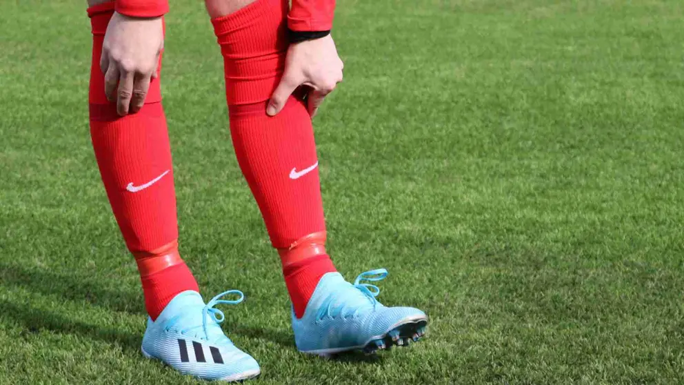 Piernas de una jugadora de fútbol. JONA MOLLER / UNSPLASH