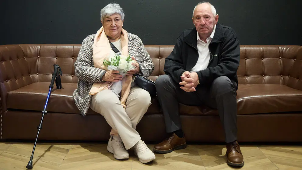 José Miguel Martínez Cortés y Blanca Azpiroz en el homenaje organizado por Caja Rural de Navarra a 245 matrimonios que este año celebran sus bodas de oro. IÑIGO ALZUGARAY