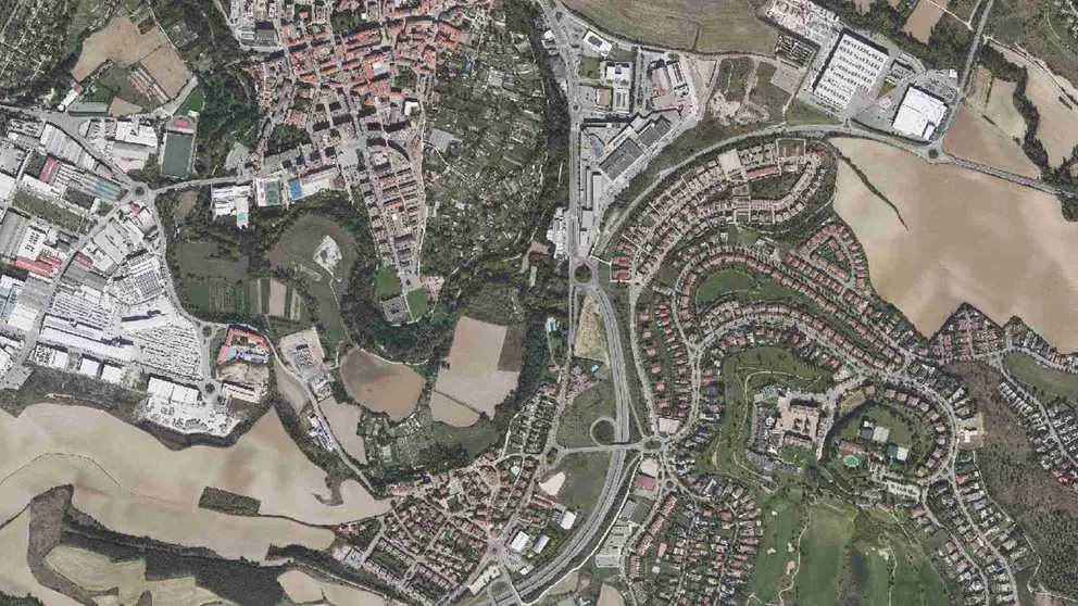 Vista aérea de Huarte y de la zona jjunto al río donde se quieren construir las 300 viviendas.