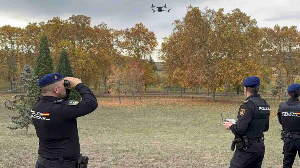 Agentes de la Policía Nacional vuelan un dron sobre el campus de la Universidad de navarra justo antes de los distrubios protagonizados por jóvenes abertzales. POLICÍA NACIONAL