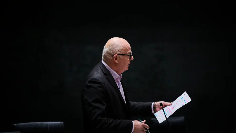 Emilio Jiménez, de Vox, interviene en el pleno del Parlamento. PABLO LASAOSA