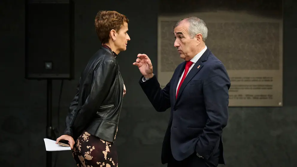 La presidenta del Gobierno de Navarra, María Chivite, junto al consejero de Cohesión Territorial, Óscar Chivite, durante la celebración del pleno del Parlamento de Navarra. PABLO LASAOSA
