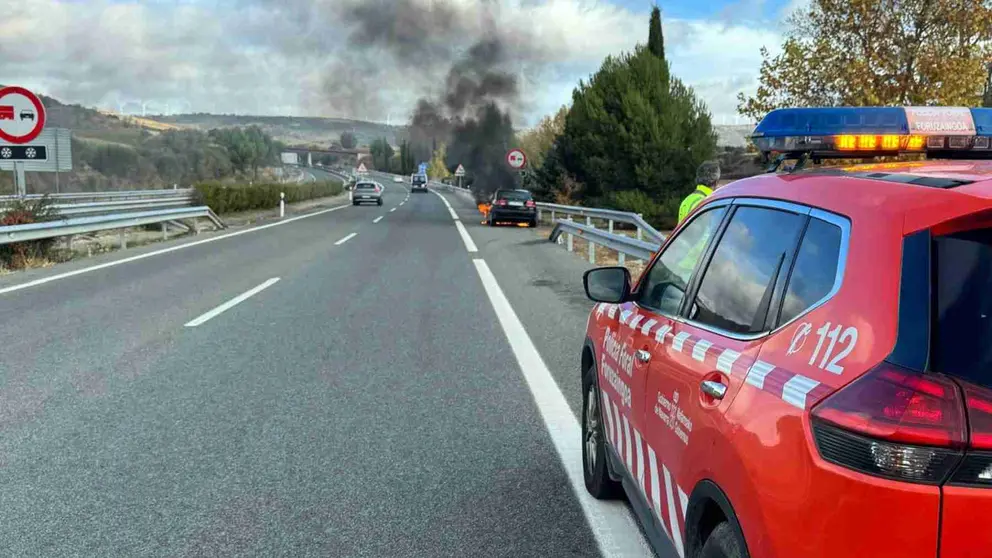 El coche ha salido ardiendo en plena autovía A-12. POLICÍA FORAL