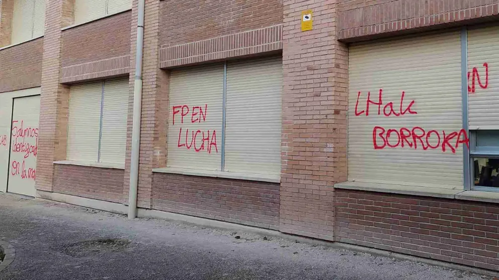 Pintadas en las persianas de las aulas del centro integrado  de FP Donibane de Pamplona tras la huelga. GOBIERNO DE NAVARRA