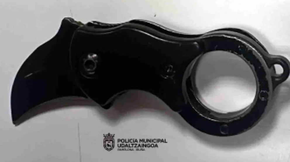 Karambit, el arma blanca incautada a un menor tras una persecución en el centro de Pamplona. POLICÍA MUNICIPAL DE PAMPLONA