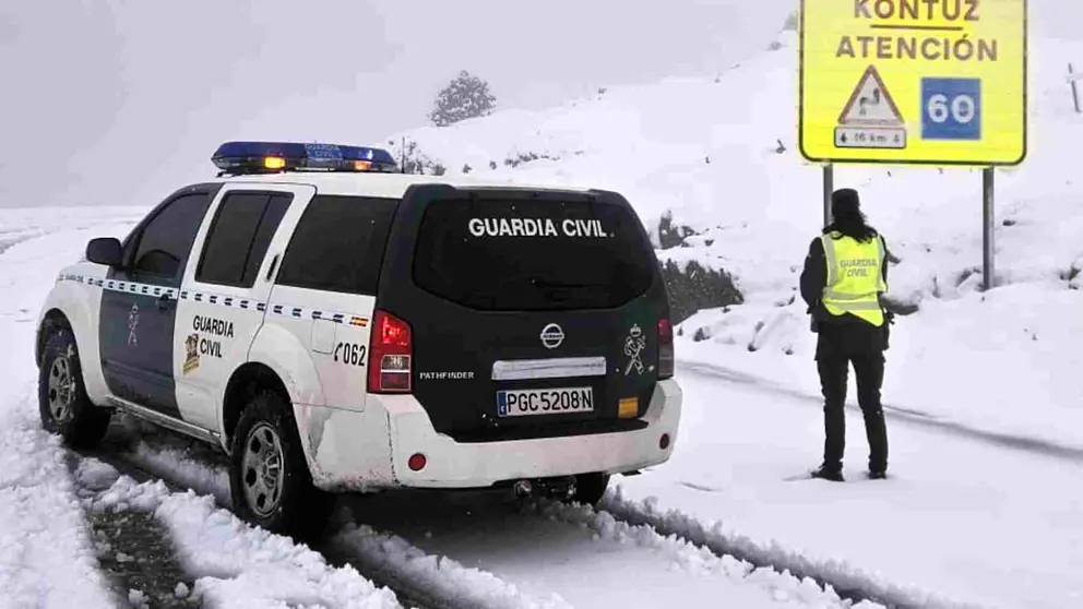 Un patrol de la Guadia Civil y un agwente este sábado en la carretera Isaba-Francia. GUARDIA CIVIL