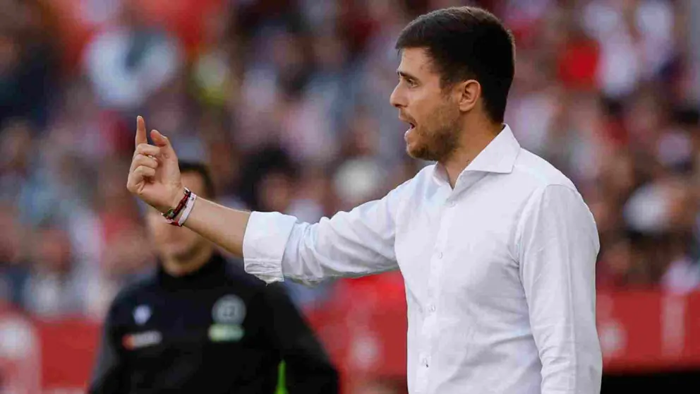 El entrenador del Osasuna, Alessio Lisci, durante el encuentro correspondiente a la jornada 12 de LaLiga entre Sevilla FC y CA Osasuna celebrado este s&aacute;bado en el estadio Ram&oacute;n S&aacute;nchez-Pizju&aacute;n de Sevilla. EFE/ Julio Mu&ntilde;oz