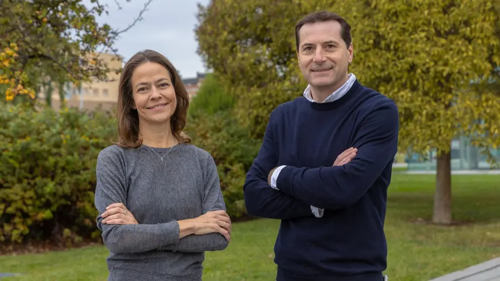 La Dra. María Serrano, especialista en Farmacia Hospitalaria de la Clínica Universidad de Navarra, y el Dr. Ferran Capdevila, farmacéutico especialista del Hospital Universitario de Navarra.
- (C) MANUEL CASTELLS