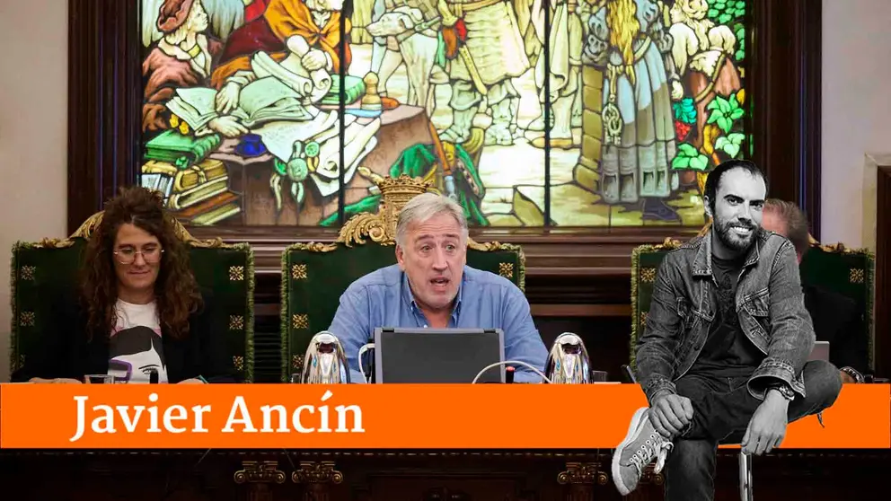 El alcalde, Joseba Asirón, durante la celebración del pleno del Ayuntamiento de Pamplona. PABLO LASAOSA