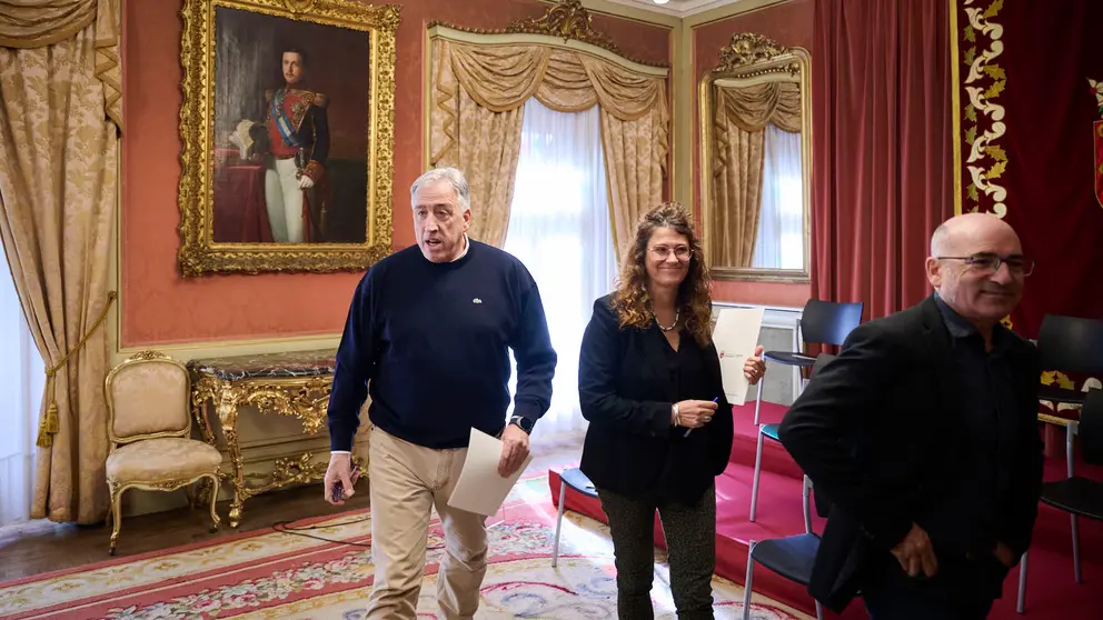 El alcalde de Pamplona, Joseba Asiron, y la concejala delegada de Hacienda y Contrataci&oacute;n P&uacute;blica Responsable y Recursos Humanos, Garbi&ntilde;e Bueno, presentan el proyecto de presupuestos del Ayuntamiento de Pamplona para 2026. PABLO LASAOSA