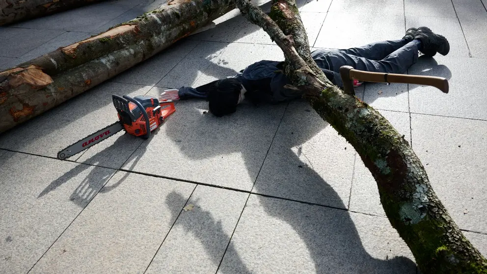 Imagen de la escinificación de un accidente laboral en Pamplona durante una concentración de los sindicatos  LAB, ESK, STEILAS, EHNE-etxalde, HIRU y CGT-LKN. EFE/Iñaki Porto