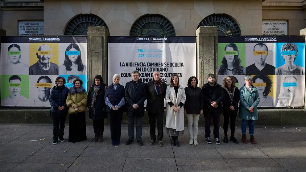 El vicepresidente Félix Taberna, con Patricia Abad, Patxi Vera y representantes de los grupos parlamentarios que han participado en la presentación de la campaña por el 25N. GOBIERNO DE NAVARRA