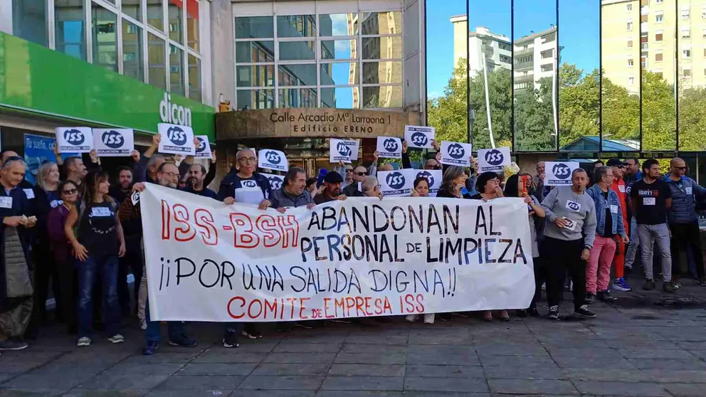 Trabajadores de ISS Facility en una concenttración reciente a las puertas de la sede de la empresa en Pamplona. CCOO
