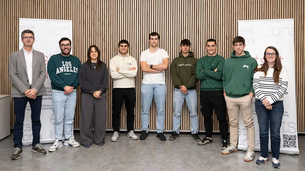 Estudiantes que están realizando su formación en empresas, en la UPNA, junto al profesorado del grado y responsable de la Escuela Técnica Superior de Ingeniería Industrial, Informática y de Telecomunicación (ETSIIIT). De izda. a dcha.: Alfredo Ursúa Rubio (director ETSIIIT), Carlos Filipe Salgado Matos, Andrea-Liliana Oliveira Fernandes, Javier Azpilicueta Aranda, Mikel Sanjuan Leranoz, Pablo Sola Castrillo, Jon Jurío Sesma, Franciso Javier Oronoz Cía, y Leyre Catalán Ros. UNIVERSIDAD PÚBLICA DE NAVARRA