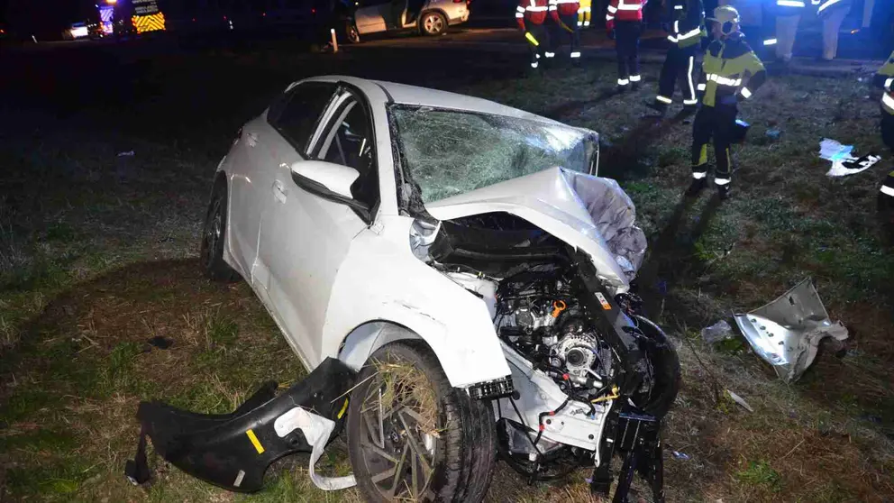 Estado ene l que quedó el vehículo de la víctima en la AP-15. BOMBEROS