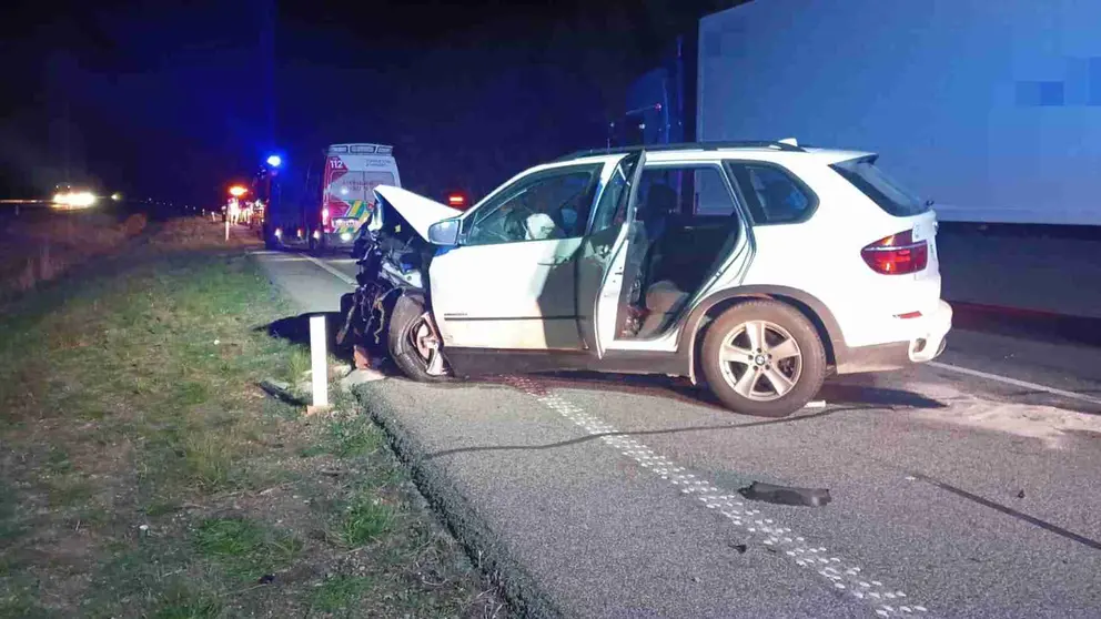 Estado en el que quedó el coche que chocó frontalmente contra otro en la autopista. BOMBEROS