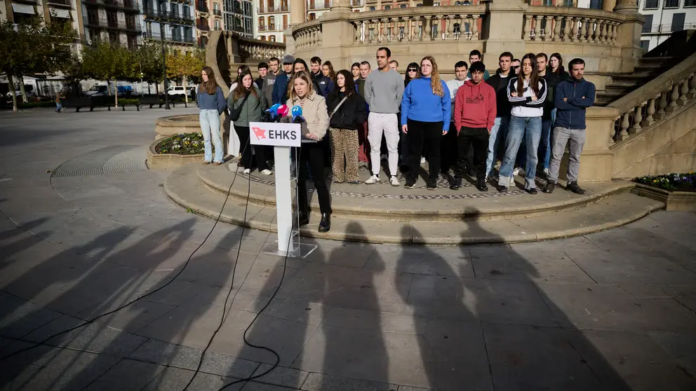 EHKS-Movimiento Socialista comparece para rechazar que se "criminalice" a los participantes en los altercados registrados el 30 de octubre en el campus de la Universidad de Navarra y el barrio de Iturrama. PABLO LASAOSA