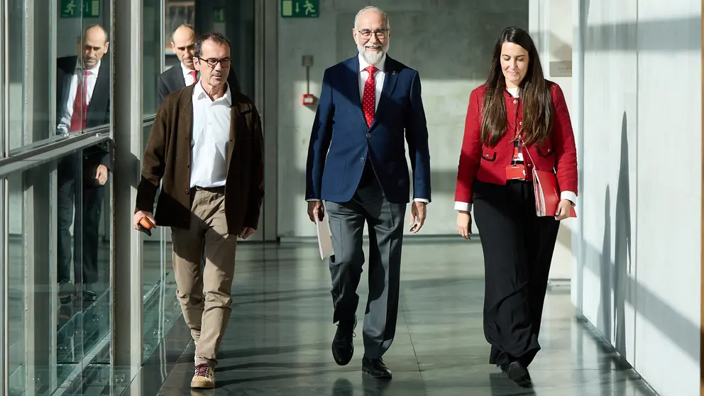 El consejero Fernando Dom&iacute;nguez explica en comisi&oacute;n parlamentaria los motivos del reciente cese del gerente del Servicio Navarro de Salud. NAVARRA.COM