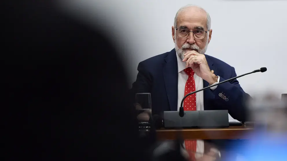El consejero Fernando Dom&iacute;nguez explica en comisi&oacute;n parlamentaria los motivos del reciente cese del gerente del Servicio Navarro de Salud. NAVARRA.COM