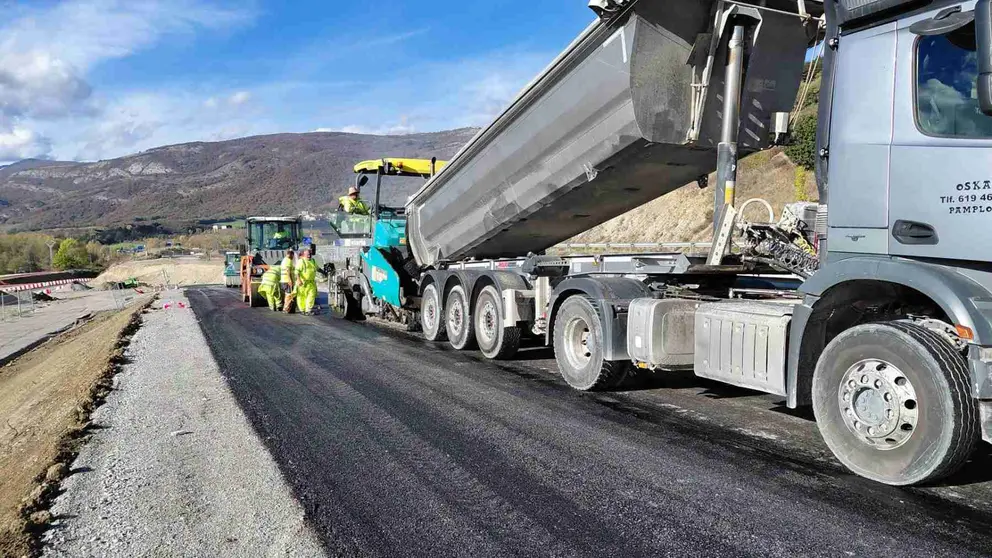 Trabajos de asfaltado en el nuevo ramal de acceso a la A-15 en Izurdiaga. GOBIERNO DE NAVARRA