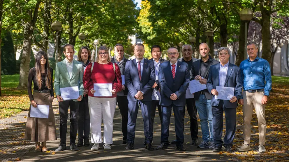 Grupo de docentes premiados, junto al rector, Ramón Gonzalo, y el vicerrector, Luis Gandía, en el campus de Arrosadia. UNIVERSIDAD PÚBLICA DE NAVARRA