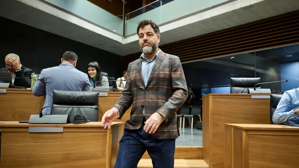 Ram&oacute;n Alz&oacute;rriz, del PSN, minutos antes de comenzar el debate del Estado de la Comunidad. PABLO LASAOSA