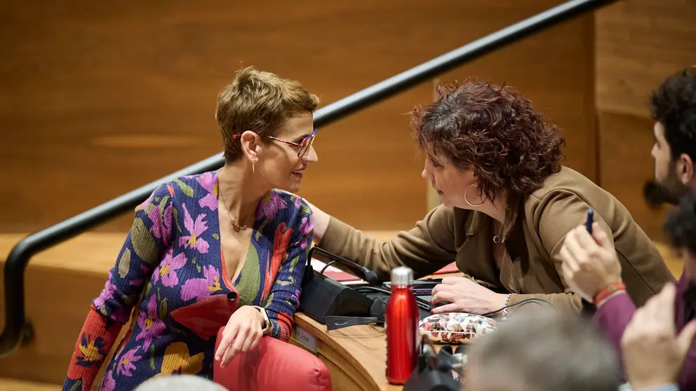 María Chivite conversa con la portavoz socialista en el Parlamento, Ainhoa Unzu, minutos antes de comenzar el debate del Estado de la Comunidad. PABLO LASAOSA