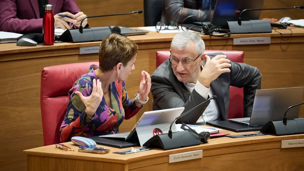 María Chivite habla con Félix Taberna, vicepresidente del Gobierno de Navarra, durante el debate del Estado de la Comunidad. PABLO LASAOSA