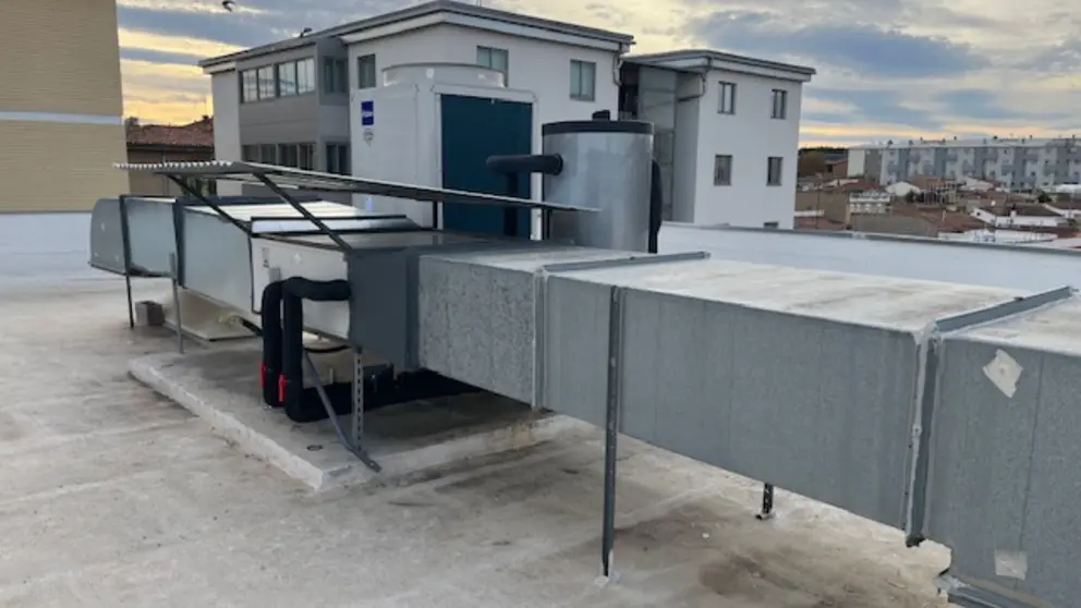 Tudela instala una nueva máquina de climatización en el Centro Cívico de Lourdes. CEDIDA