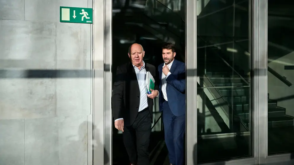 Emilio Jiménez de VOX en su llegada a la Mesa y Junta de Portavoces del Parlamento. PABLO LASAOSA