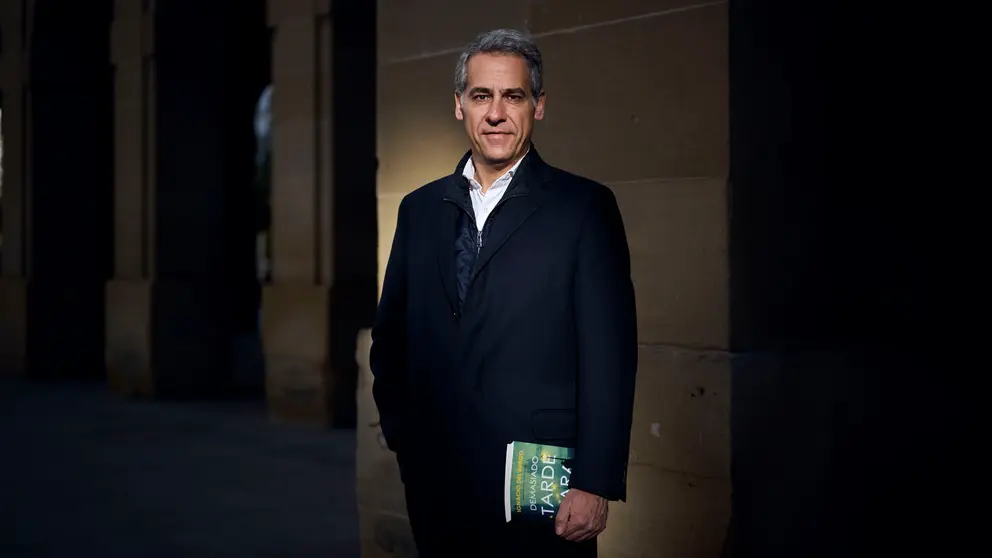 El abogado y escritor Ignacio del Burgo con su nueva novela titulada "Demasiado tarde para huir". PABLO LASAOSA