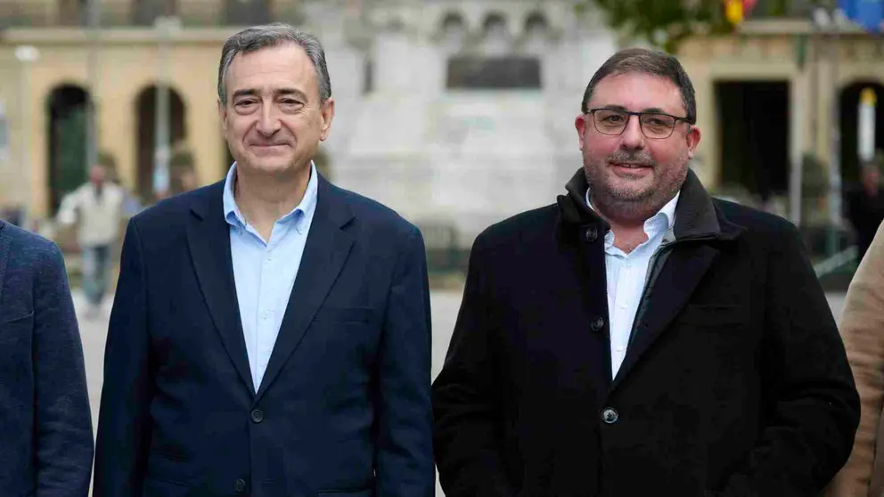 El presidente del PNV, Aitor Esteban, y el presidente del PNV de Navarra, Unai Hualde en el Paseo de Sarasate de Pamplona. EFE/Iñaki Porto