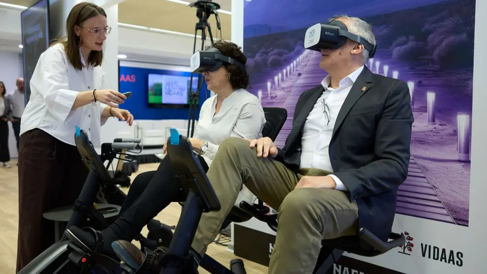 Maeztu y Taberna pedaleando con gafas de realidad virtual. GOBIERNO DE NAVARRA