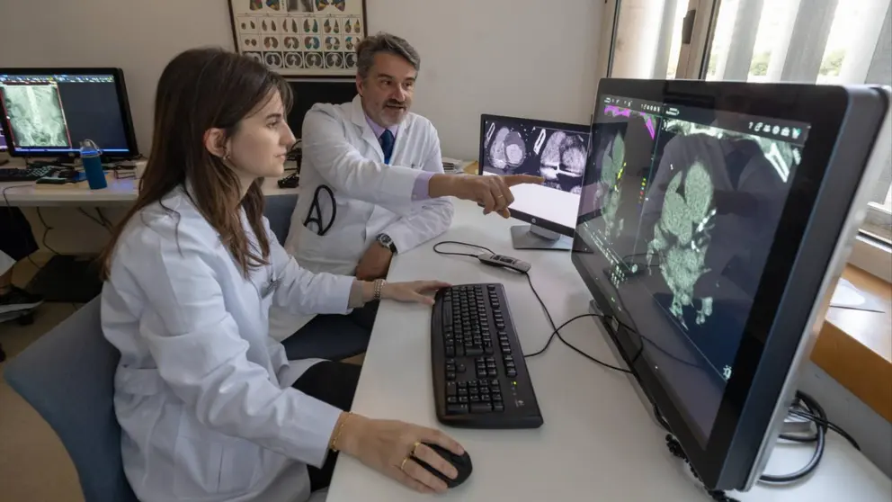 El Dr. Juan Pablo de Torres, codirector del Departamento de Neumología, con la Dra. Ana Ezponda, especialista en radiodiagnóstico de la Clínica Universidad de Navarra. CEDIDA