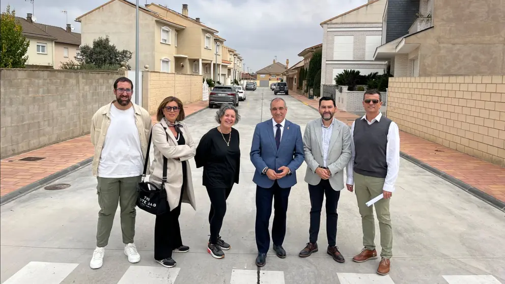 El consejero Chivite, junto a responsables del Ayuntamiento, en una de las calles renovadas. CEDIDA