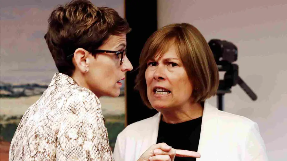 La presidenta del Gobierno de Navarra, María Chivite, junto a la expresidenta, Uxue Barkos. EFE/ Jesús Diges