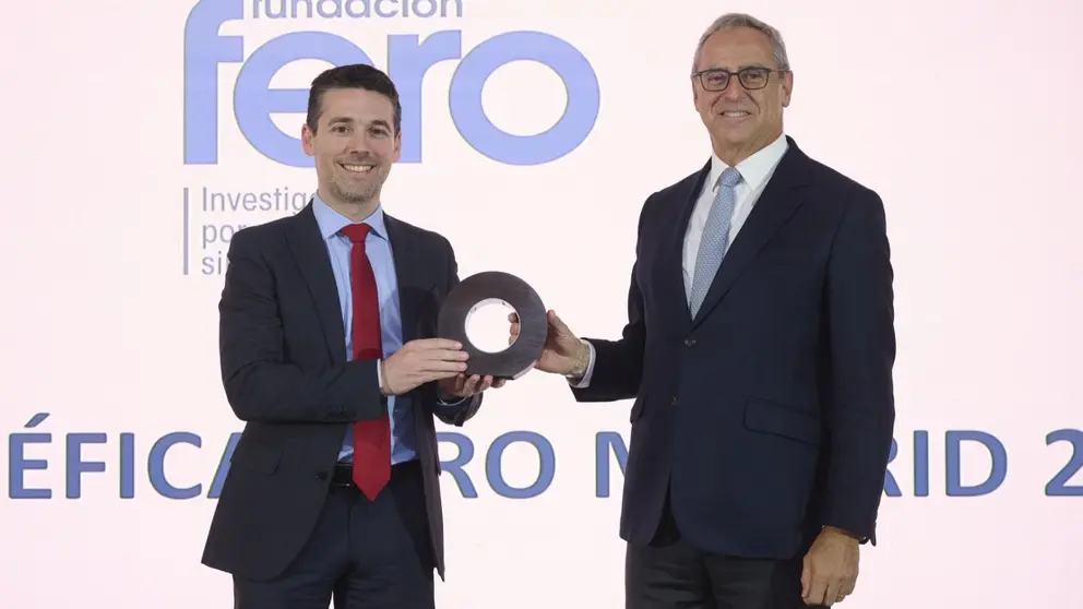 El Dr. Miguel Fernández de Sanmamed recibe la beca FERO de manos de Luis Celier, director de Relaciones Institucionales y Mercados de ACS, compañía que financia la ayuda para jóvenes investigadores. UNIVERSIDAD DE NAVARRA