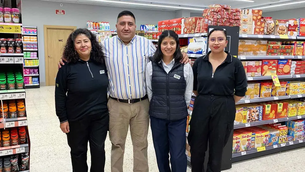 María, Hugo, Irene Culqui Mora y Brigette en el supermercado Bm de la Chantrea. Navarra.com