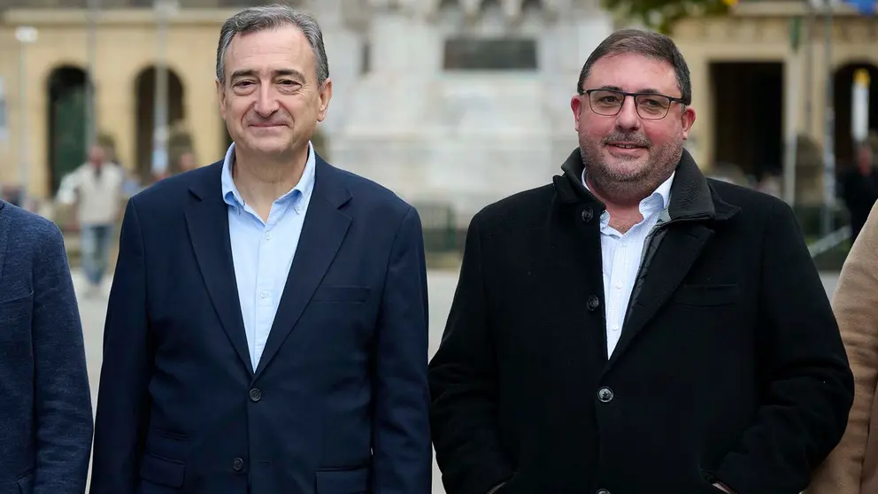 El presidente del PNV, Aitor Esteban (i), y el presidente del NBB, Unai Hualde (d), posan este lunes junto al monumento a los Fueros de Navarra, en Pamplona, antes de la celebración de la reunión semanal del Euzkadi Buru Batzar. EFE/Iñaki Porto