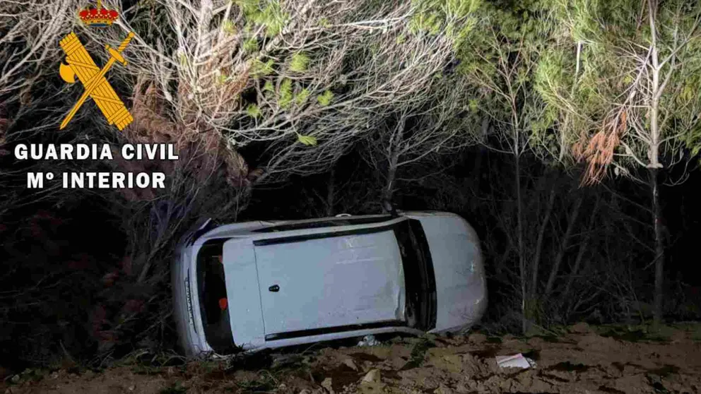 El coche ha caido por un barranco y ha quedado encajado. GUARDIA CIVIL
