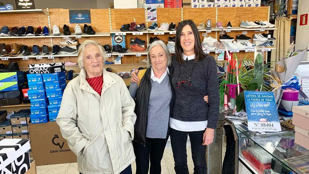Elena Iriarte, a la derecha, junto a dos clientas en la tienda Irucalzados de Pamplona. Navarra.com