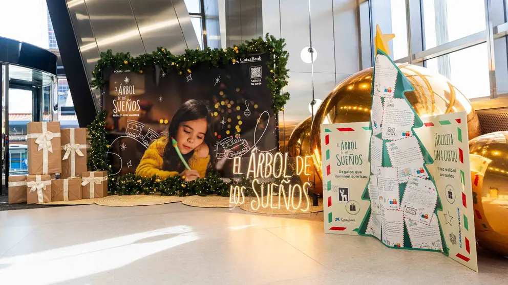 Imagen del 'photocall' de 'El Arbol de tus sueños' de CaixaBank. CAIXABANK