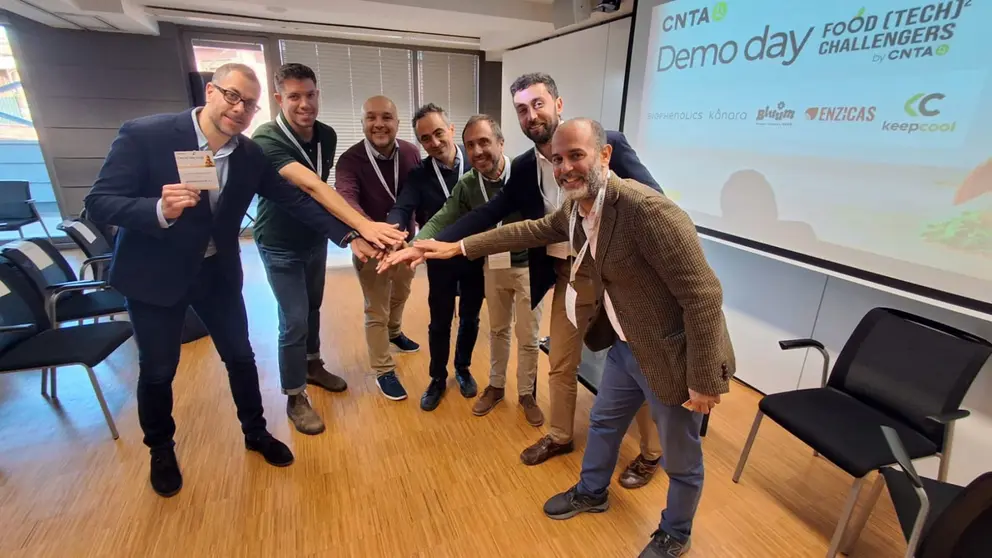 Responsables de las empresas posan para la foto. CEDIDA