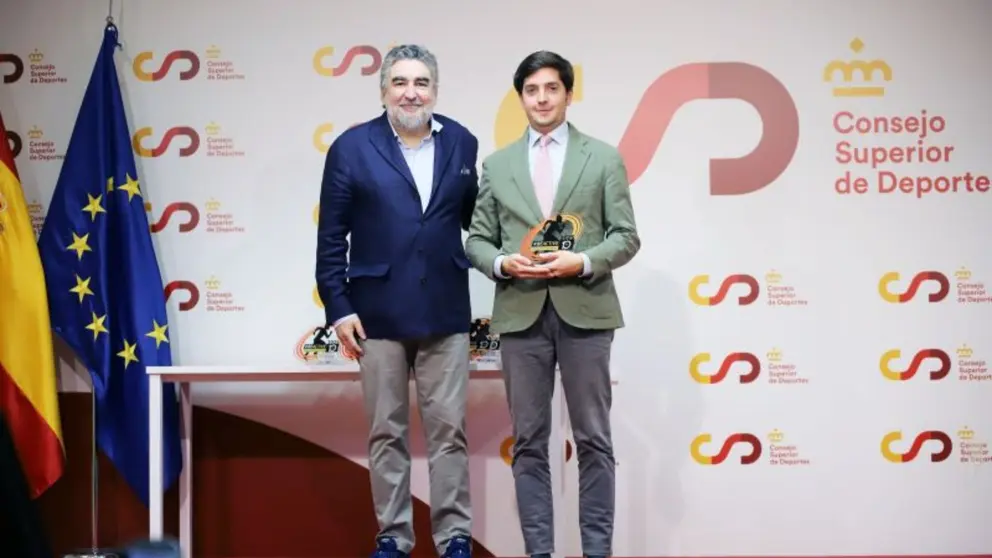 Mario Tanco, coordinador del Servicio de Deportes de la Universidad, recibió el galardón de manos de José Manuel Rodríguez Uribes, presidente del Consejo Superior de Deportes. CEDIDA