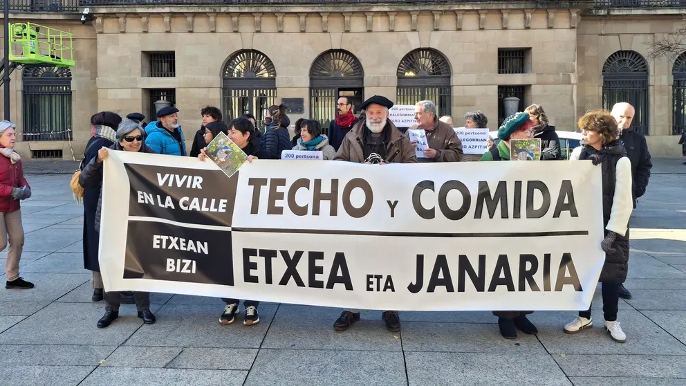 Concentración frente al Palacio de Navarra en protesta por la situación de las personas sin techo. EUROPA PRESS