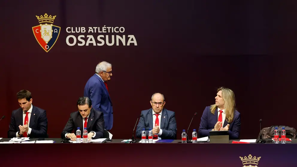 El presidente de Osasuna Luis Sabalza tras su intervención en las asambleas, una Ordinaria y a otra Extraordinaria que el club celebra este domingo en el Baluarte. EFE/ Jesús Diges