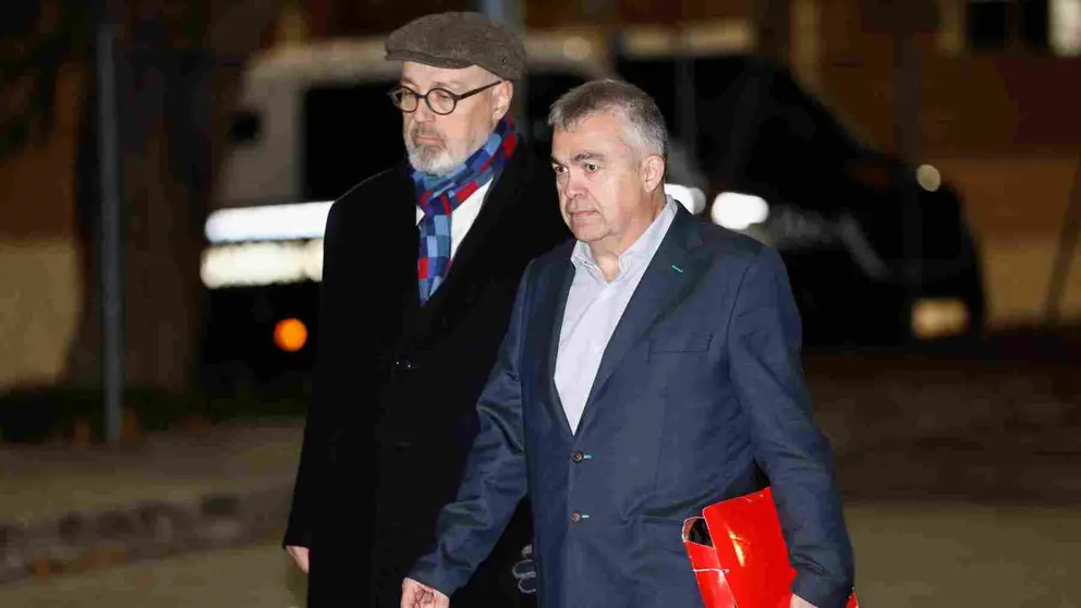 Santos Cerdán junto a su abogado, Jacobo Teijelo, a la salida de la cárcel del Soto del Real. EFE/ Rodrigo Jiménez