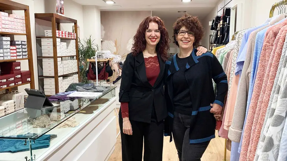 Ana Sarriguren y Ainhoa Barberena en la lencería Pimpinela de Pamplona. Navarra.com