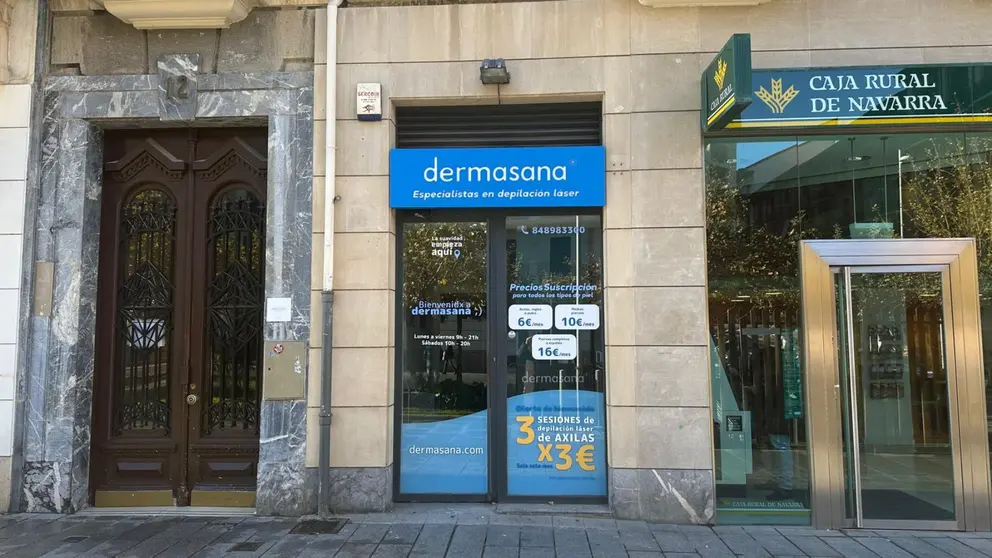 La fachada del nuevo centro de Dermasana en la calle Carlos III de Pamplona. IRANZU LARRASOAÑA
