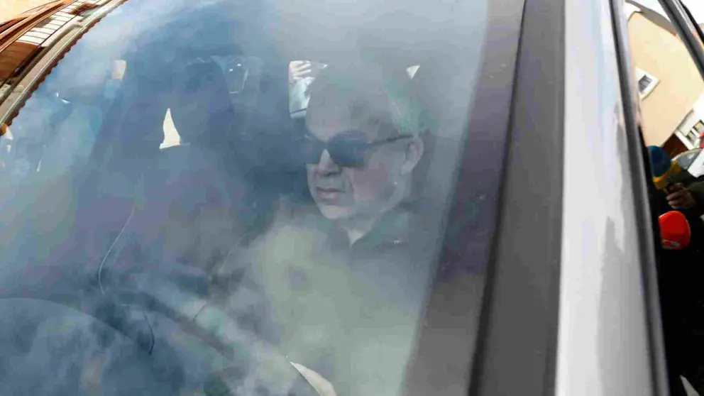 Cerdán saliendo de su casa en coche en milagro. JESÚS DIGES / EFE